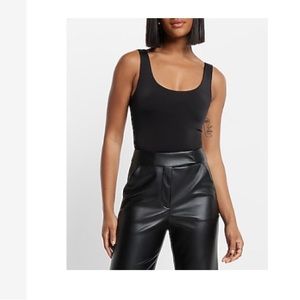 Express Body Contour High Compression Scoop Neck Bodysuit